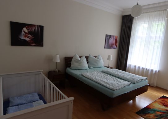 Hauptschlafzimmer mit Babybett